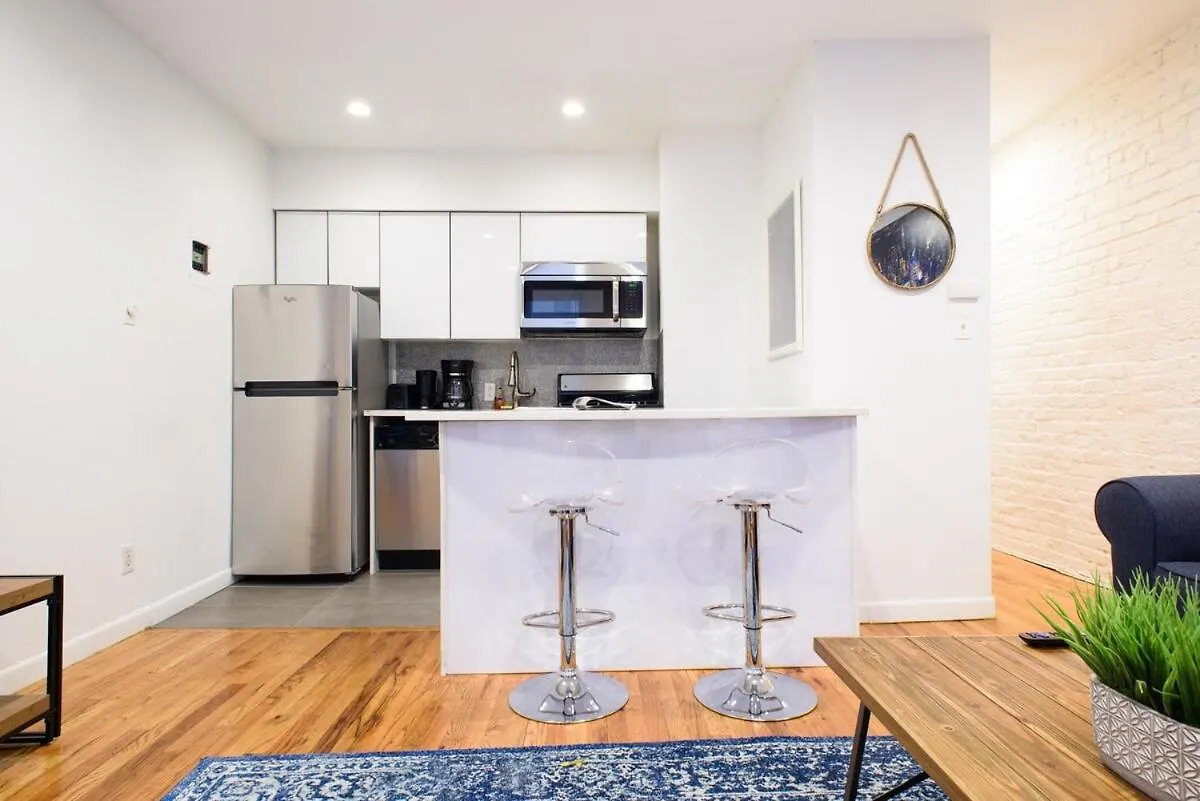 ニューヨーク26-4B Newly Furnished 1Br W D Courtyardアパートメント アパート